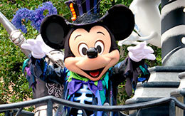 ファンタジーランドのミッキーフロート停止位置から撮影した「スプーキーBoo!パレード」