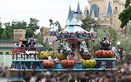 プラザのミニーフロート停止位置から撮影した「スプーキーBoo!パレード」！