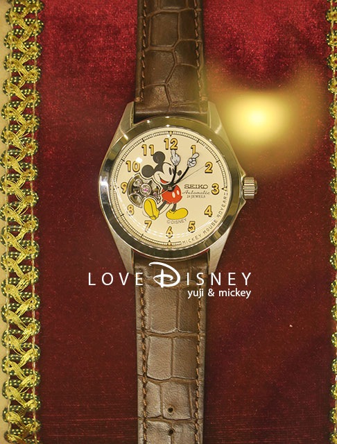 ミッキーマウス90周年記念グッズ「ウォッチ」＆「ミッキーシェイプ柄のソファ」紹介！ | Love Disney
