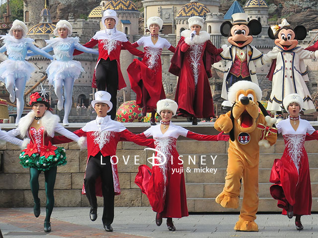 ミッキー広場で撮影した「イッツ・クリスマスタイム！」ミッキー＆ミニー、プルート、ダンサー