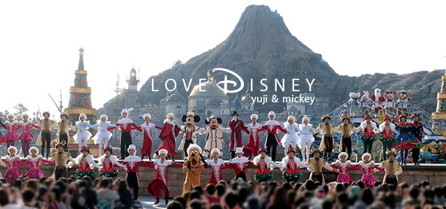 ミッキー広場の当選鑑賞エリアの立ち見から撮影した「イッツ・クリスマスタイム！」ミッキー＆ミニーとプルート、ダンサーと歌い手さん