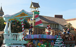 ファンタジーランドのミッキーフロートの停止位置で撮影した「ディズニー・クリスマス・ストーリーズ2018」