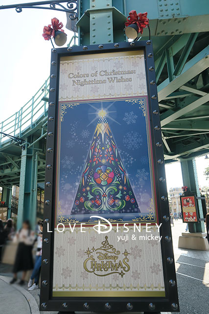 アメリカンウォーターフロントにあるクリスマスツリーのポスター（TDS「ディズニー・クリスマス2018」デコレーション）
