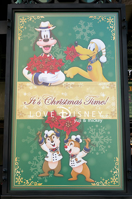 アメリカンウォーターフロントにあるイッツ・クリスマスタイムのポスター（TDS「ディズニー・クリスマス2018」デコレーション）