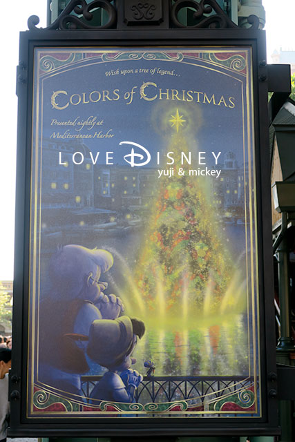 アメリカンウォーターフロントにあるカラー・オブ・クリスマスのポスター（TDS「ディズニー・クリスマス2018」デコレーション）