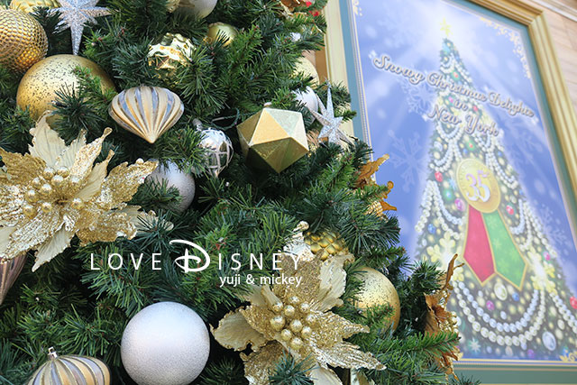 ツリーとポスター（TDS「ディズニー・クリスマス2018」デコレーション）