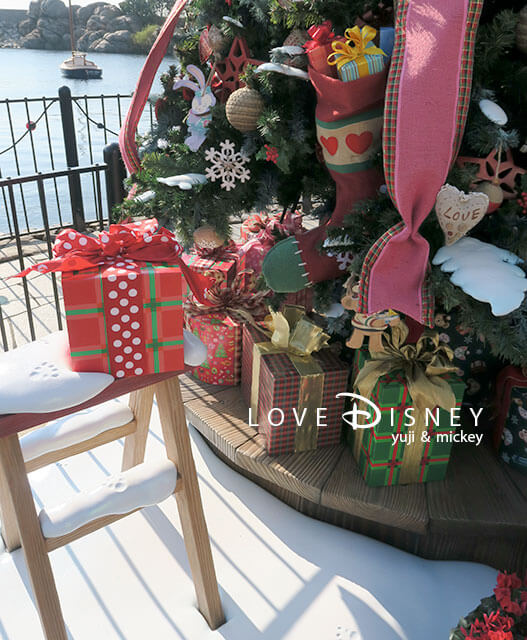 クリスマスツリー下に置いてある絵とプレゼント（TDS「ディズニー・クリスマス2018」ケープコッドのデコレーション）