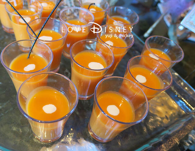 冷製キャロットスープ、オレンジ風味（TDR35周年グランドフィナーレのシャーウッドガーデン・レストランランチブッフェ）
