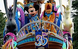 35周年のロゴ付き、ミッキーのフロートを正面から「ドリーミング・アップ！」撮影