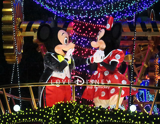 エレクトリカルパレードでミッキーとミニーがキス 今だけの特別バージョン Love Disney