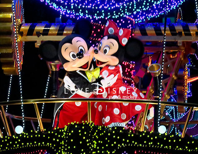 エレクトリカルパレードでミッキーとミニーがキス 今だけの特別バージョン Love Disney