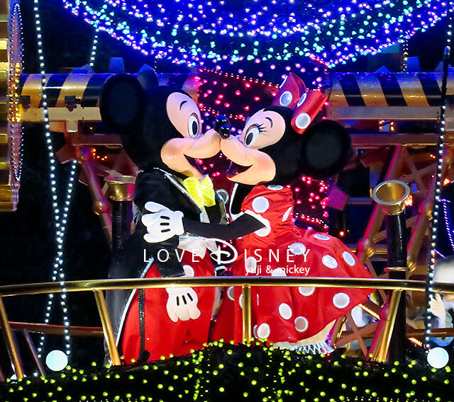 エレクトリカルパレードでミッキーとミニーがキス 今だけの特別バージョン Love Disney