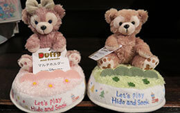 「ダッフィーたちのかくれんぼ」お菓子とグッズ（キーフック、トートバッグなど）