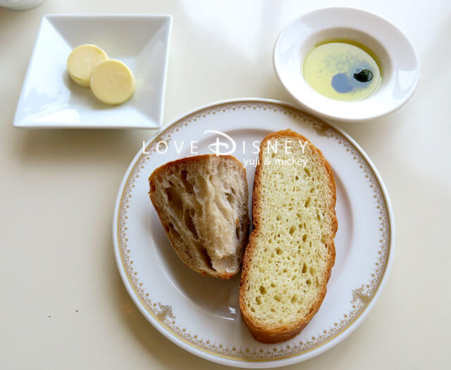 バター/パン/バジル入りオリーブオイル