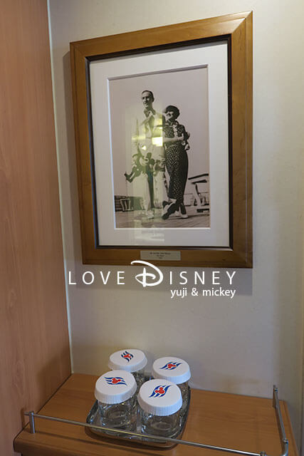 ディズニー・マジック号のデラックス・オーシャンビュー（ベランダ付）部屋に飾られている写真