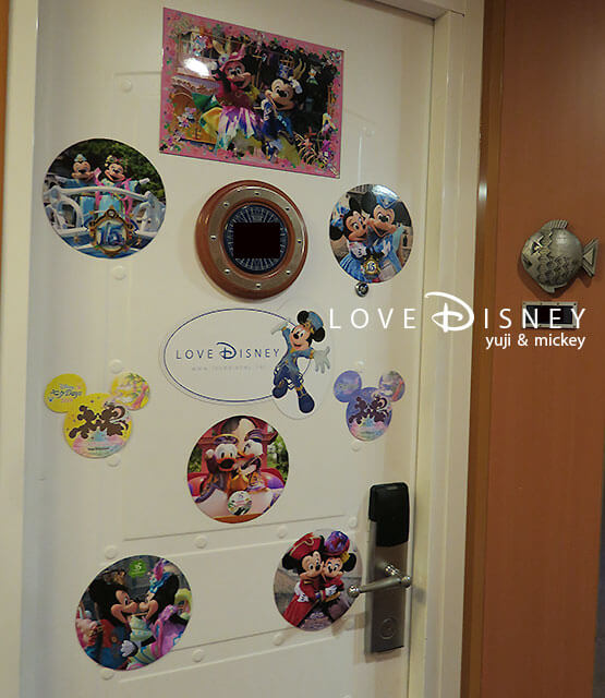 ディズニー・マジック号の客室ドアのデコレーション