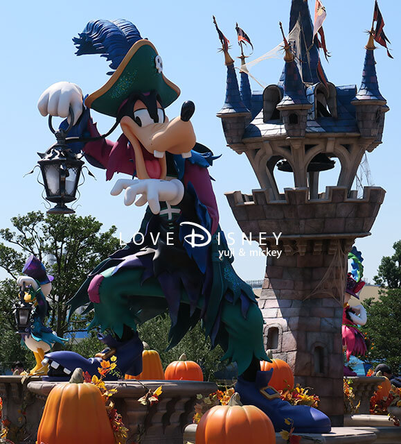 プラザ中央花壇にあるフォトスポット（TDLディズニー・ハロウィーン2019のフォトスポット）グーフィー