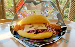 ゴーストの目がプリントされたチーズが特徴的なハロウィーングルメ「チーズ＆エビカツサンド」