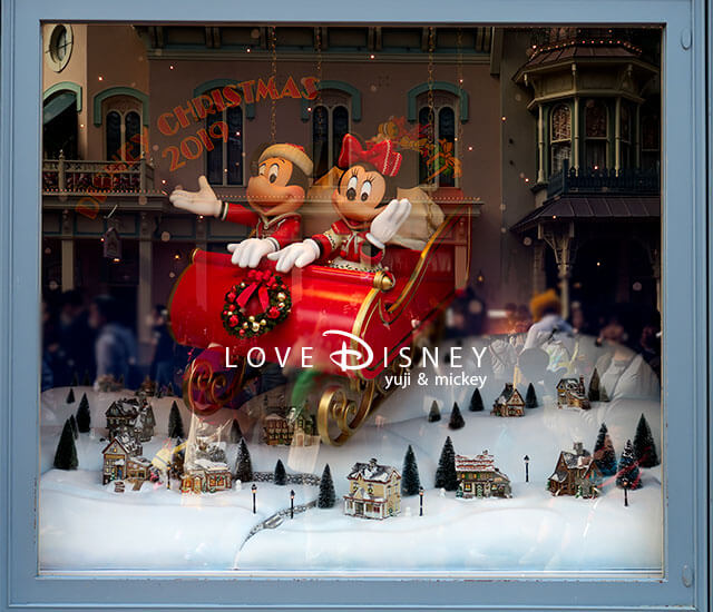 ワールドバザール内のショーウィンドウ（TDLクリスマス2019飾り付け）ミッキーとミニー