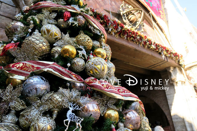 ミラコスタ通り入り口（TDSディズニー・クリスマス2019のデコレーション）クリスマスツリー