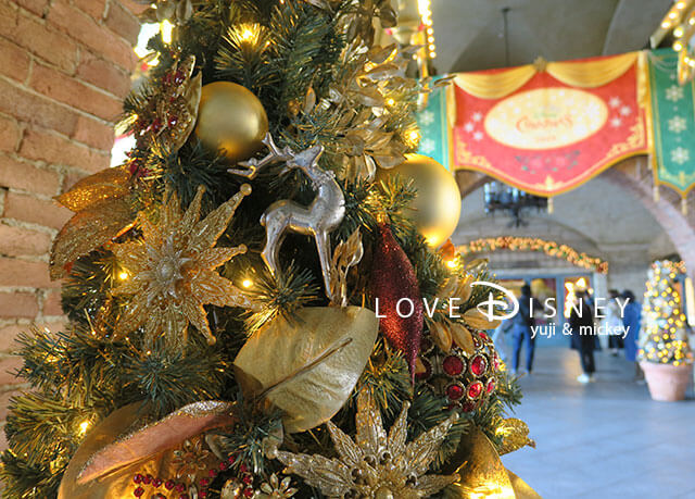 ミラコスタ通りのタペストリーとクリスマスツリー（TDSディズニー・クリスマス2019のデコレーション）