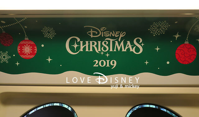 ディズニー・クリスマス2019のクリスマスのラッピングがされたモノレール車内