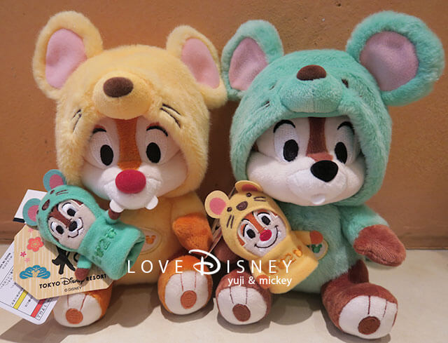 ねずみの耳付きパーカーで仮装した激カワなミッキー フレンズのお正月グッズ Love Disney