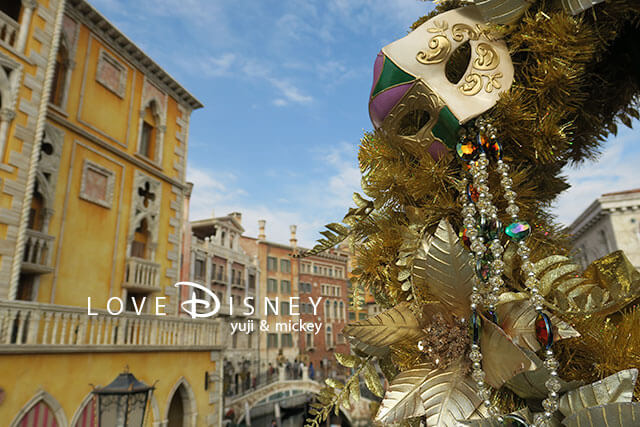 TDSディズニー・クリスマス2019のヴェネツィアサイドのデコレーション（ホテルミラコスタをバックに）