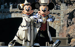 ミッキーとミニーの華麗なダンスシーン「イッツ・クリスマスタイム！」