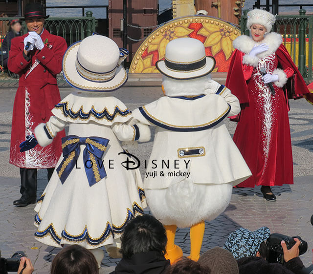 イッツ・クリスマスタイム！のドナルドとデイジーの後ろ姿