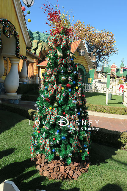 ミッキーの家とミート・ミッキー庭にあるクリスマスツリー