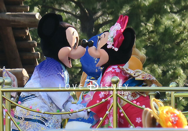 TDL「ニューイヤーズ（お正月）・グリーティング2020」ミッキー＆ミニーのキス