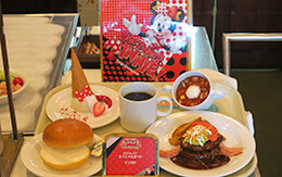 「ベリー・ベリー・ミニー！」グルメ、ボリューム満点のダブルハンバーグが登場