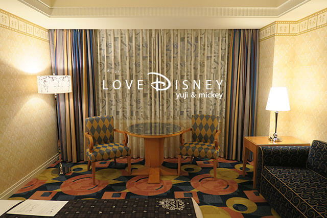ディズニーアンバサダーホテル「キングダムハーツ」スペシャルルーム、テーブル＆ソファー