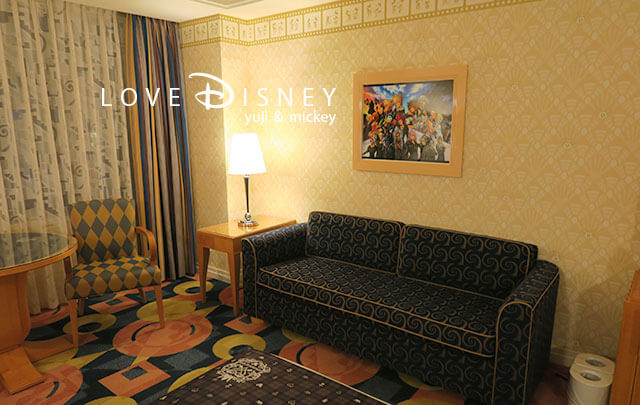 ディズニーアンバサダーホテル「キングダムハーツ」スペシャルルーム、テーブル＆ソファー