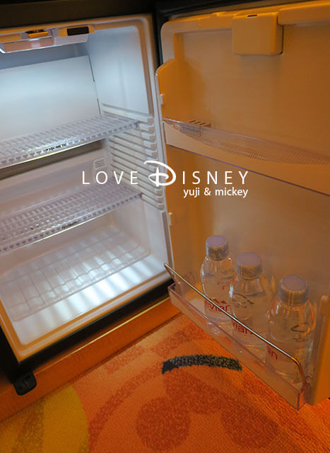 ディズニーアンバサダーホテル「キングダムハーツ」スペシャルルーム、冷蔵庫（水は1人1本無料）
