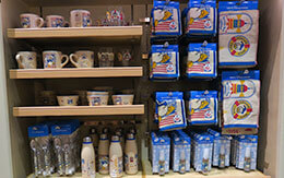 ドナルドやパーク内の建造物がプリントされた2020年TDR夏グッズ