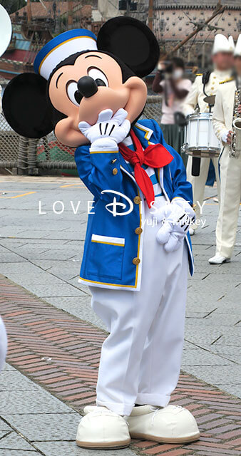 東京ディズニーシー・マリタイムバンドと一緒に登場するミート＆スマイル衣装のミッキー