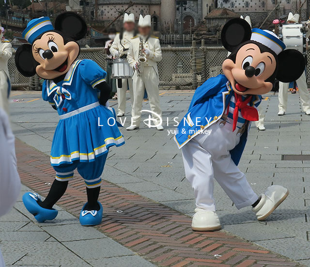 東京ディズニーシー・マリタイムバンドと一緒に登場するミート＆スマイル衣装のミッキーとミニー