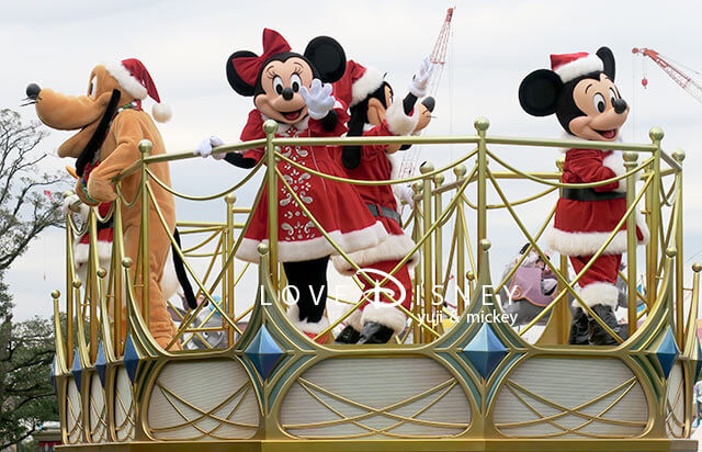 ミッキー＆フレンズのグリーティングパレード・クリスマスバージョン（ファンタジーランドのイン側で撮影）