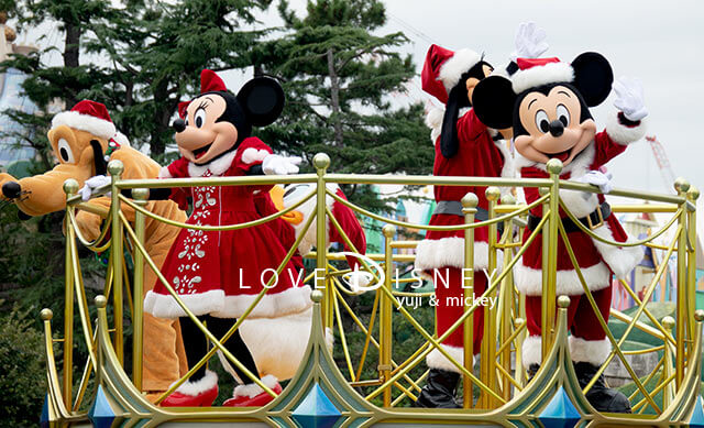 ミッキー＆フレンズのグリーティングパレード・クリスマスバージョン（ファンタジーランドのアウト側で撮影）