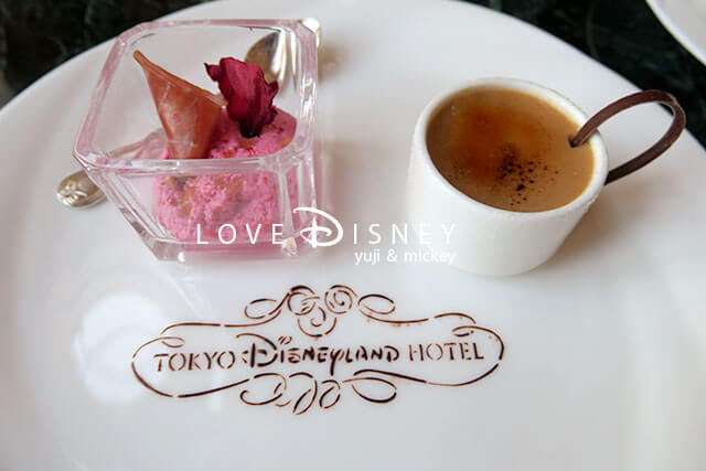 東京ディズニーランドホテル、アフタヌーンティーセット（ビーツのムース、パルマ産プロシュート添え/アールグレイのクレームブリュレ）