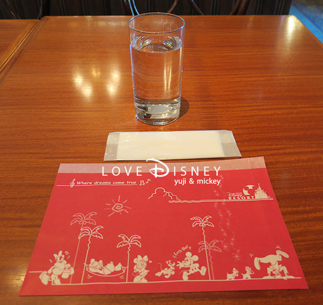 東京ディズニーランドにあるレストラン「イーストサイド・カフェ」テーブルセット（マスク入れ/おしぼり/水）
