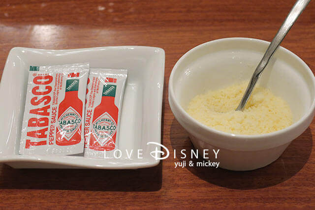 東京ディズニーランドのレストラン「イーストサイド・カフェ」粉チーズ/タバスコ