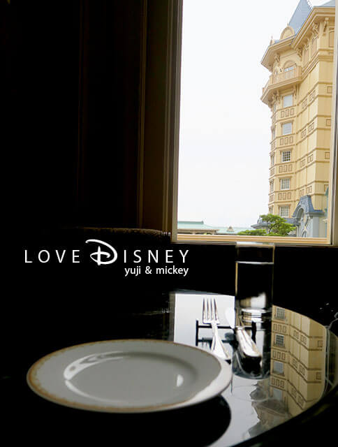 東京ディズニーランドホテルにあるレストラン「ドリーマーズ・ラウンジ」、案内された席