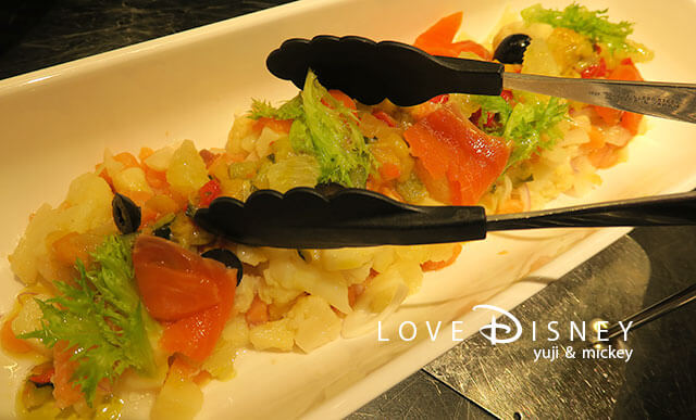 シェフ・ミッキー「ディズニーアンバサダーホテル・サマーダイニング2021、ランチブッフェ」スモークサーモンと彩り野菜のサラダ