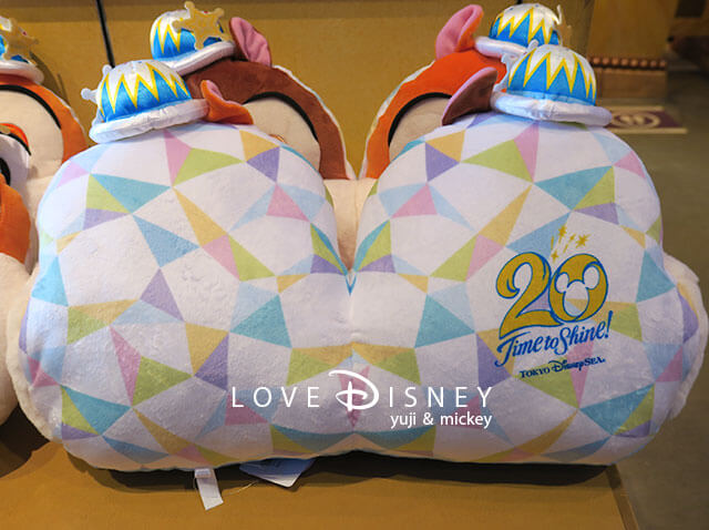 TDS20周年グッズ、チップ＆デールのクッション（裏）