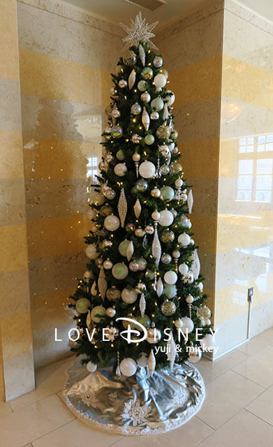 オチェーアノ、ディズニー・クリスマス2021のランチブッフェ、店内装飾（クリスマスツリー）