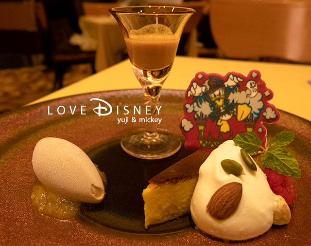 ディズニーアンバサダーホテル、ディズニー・ハロウィーン2021エンパイア・グリル・ランチ、デザート（パンプキンチーズケーキ、ヘーゼルナッツプラリネアイスクリームを添えて）