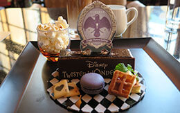 ハイピリオン・ラウンジで味わうデザート「ディズニー ツイステッドワンダーランド、スペシャルケーキセット」